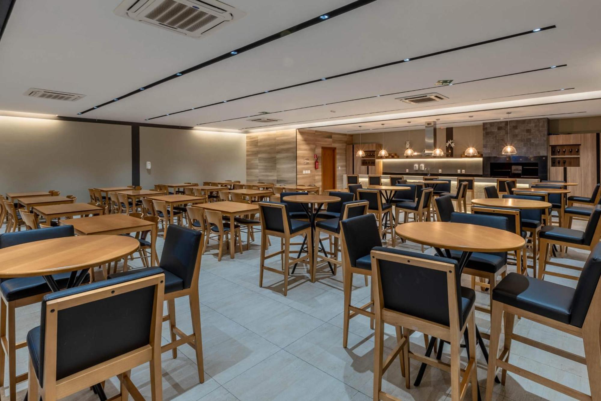 Hotel Deville Prime Cuiaba Exterior photo The lounge at the airport