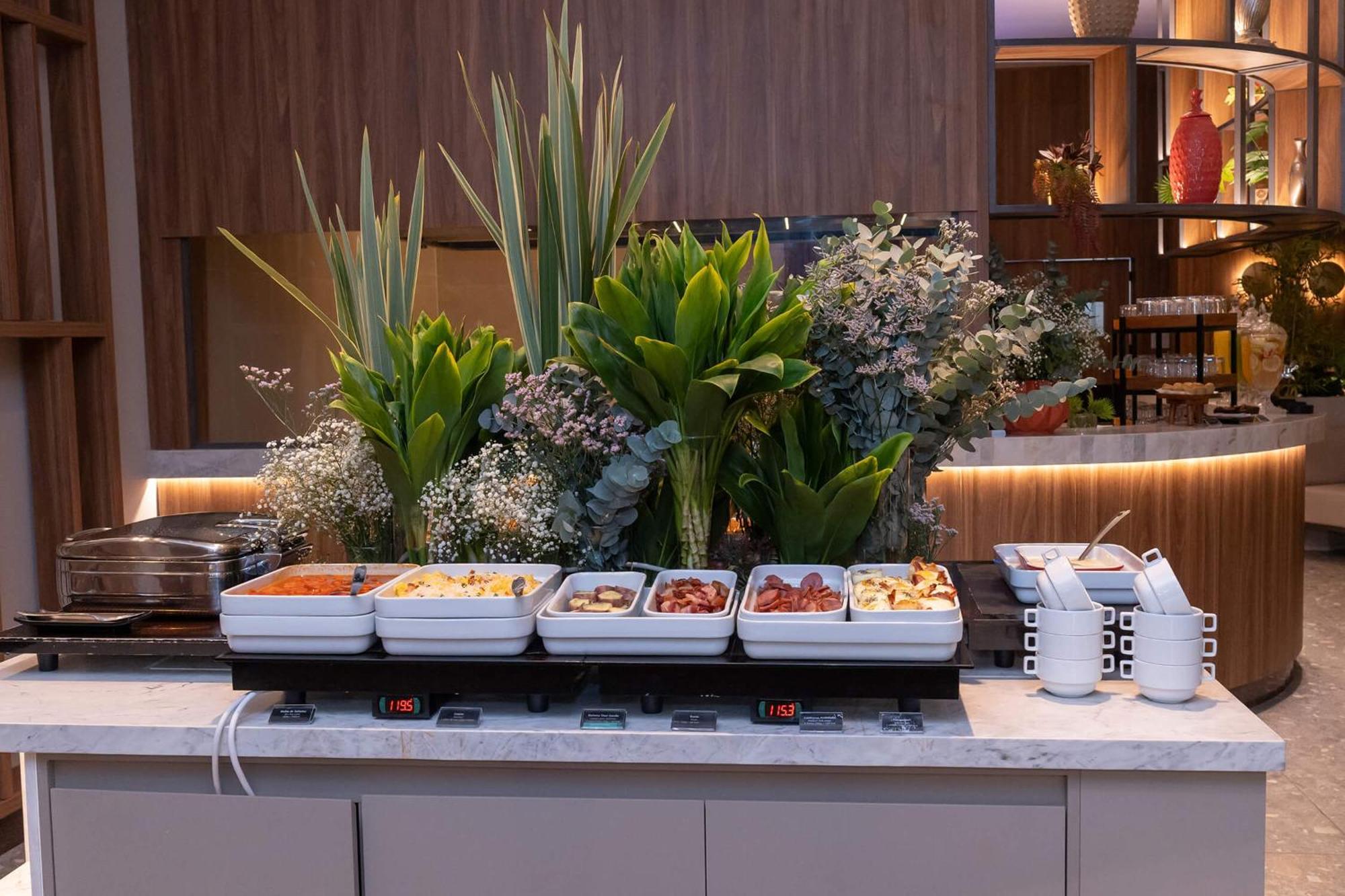Hotel Deville Prime Cuiaba Exterior photo A buffet at a hotel